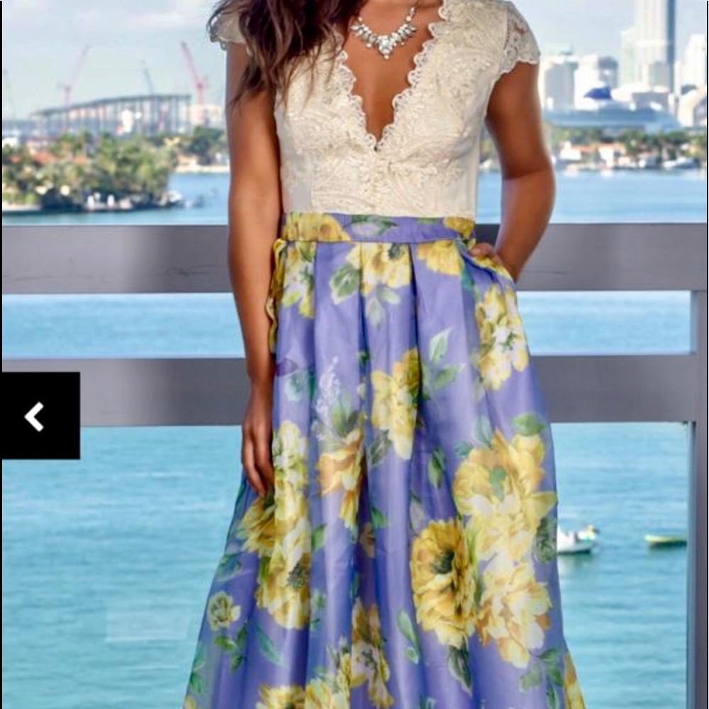 Gorgeous dress/gown NEVER worn ! Still has tags